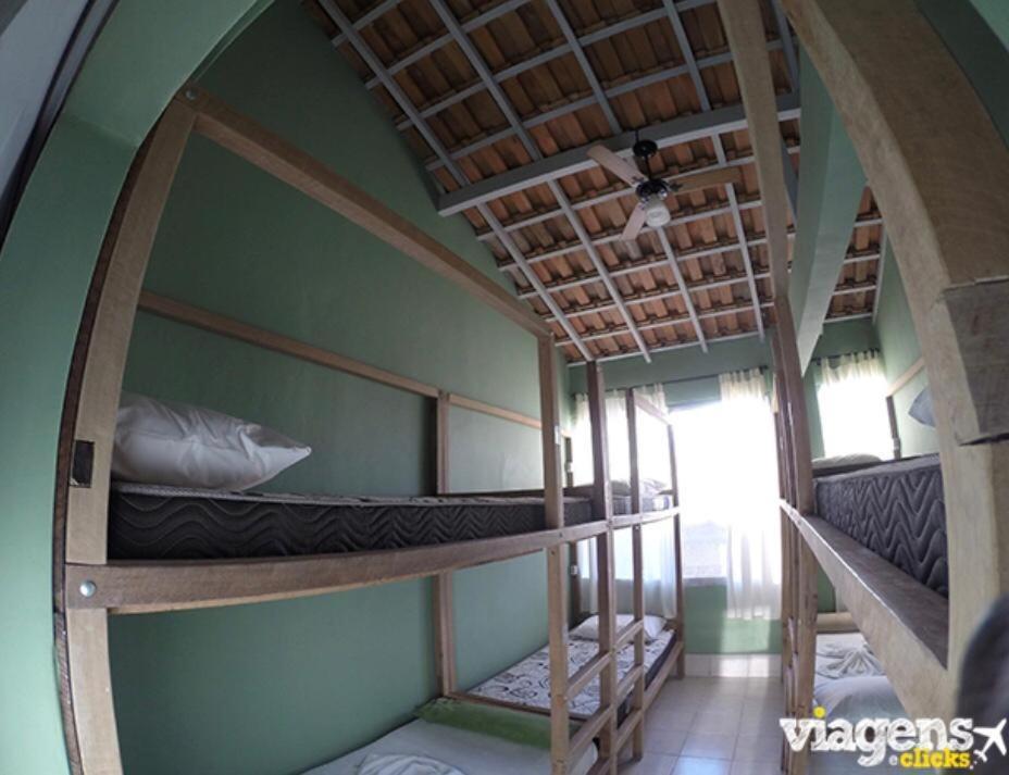 Cama num Dormitório Misto com 8 Camas