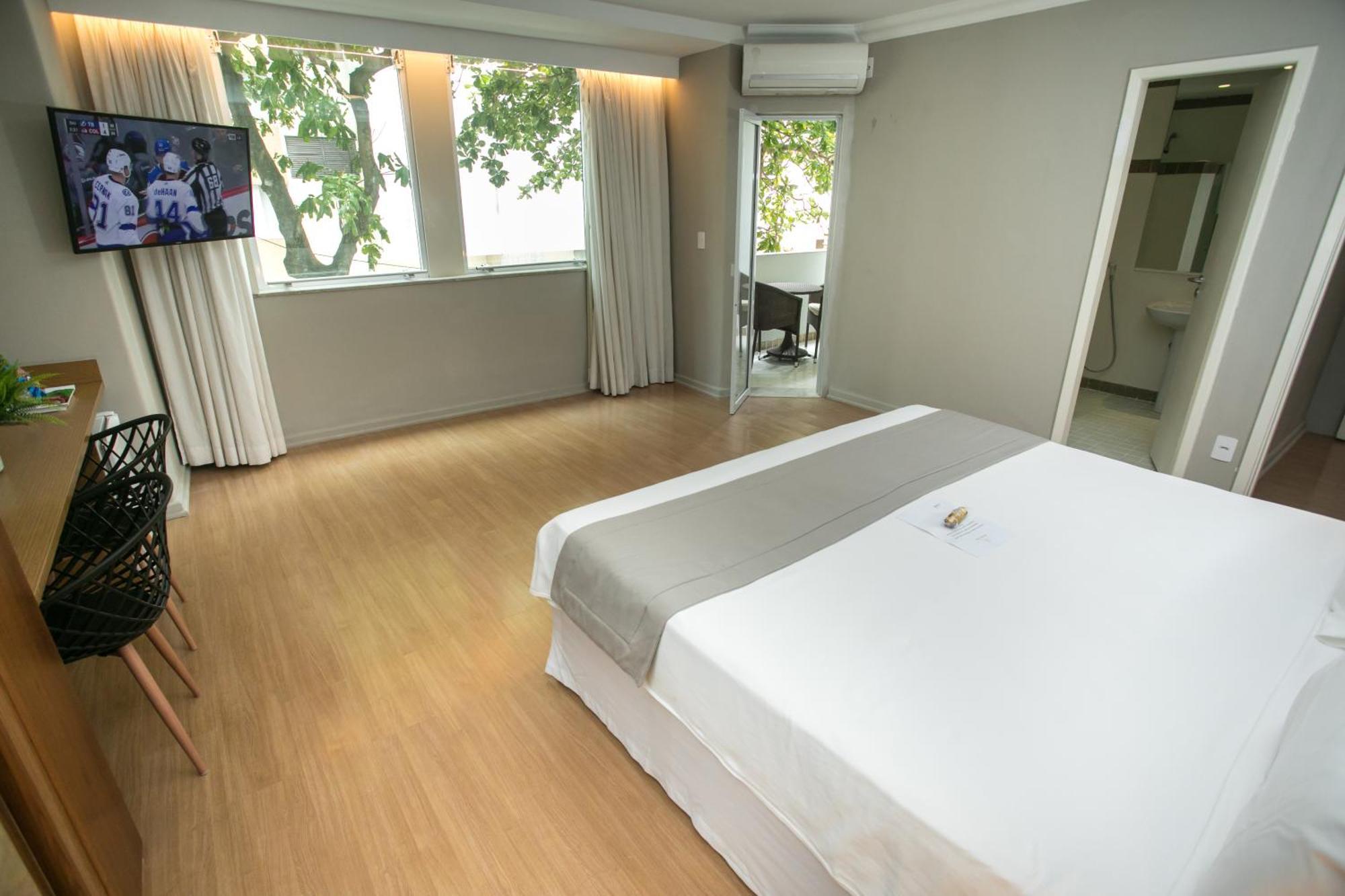 Habitación con cama extragrande y balcón