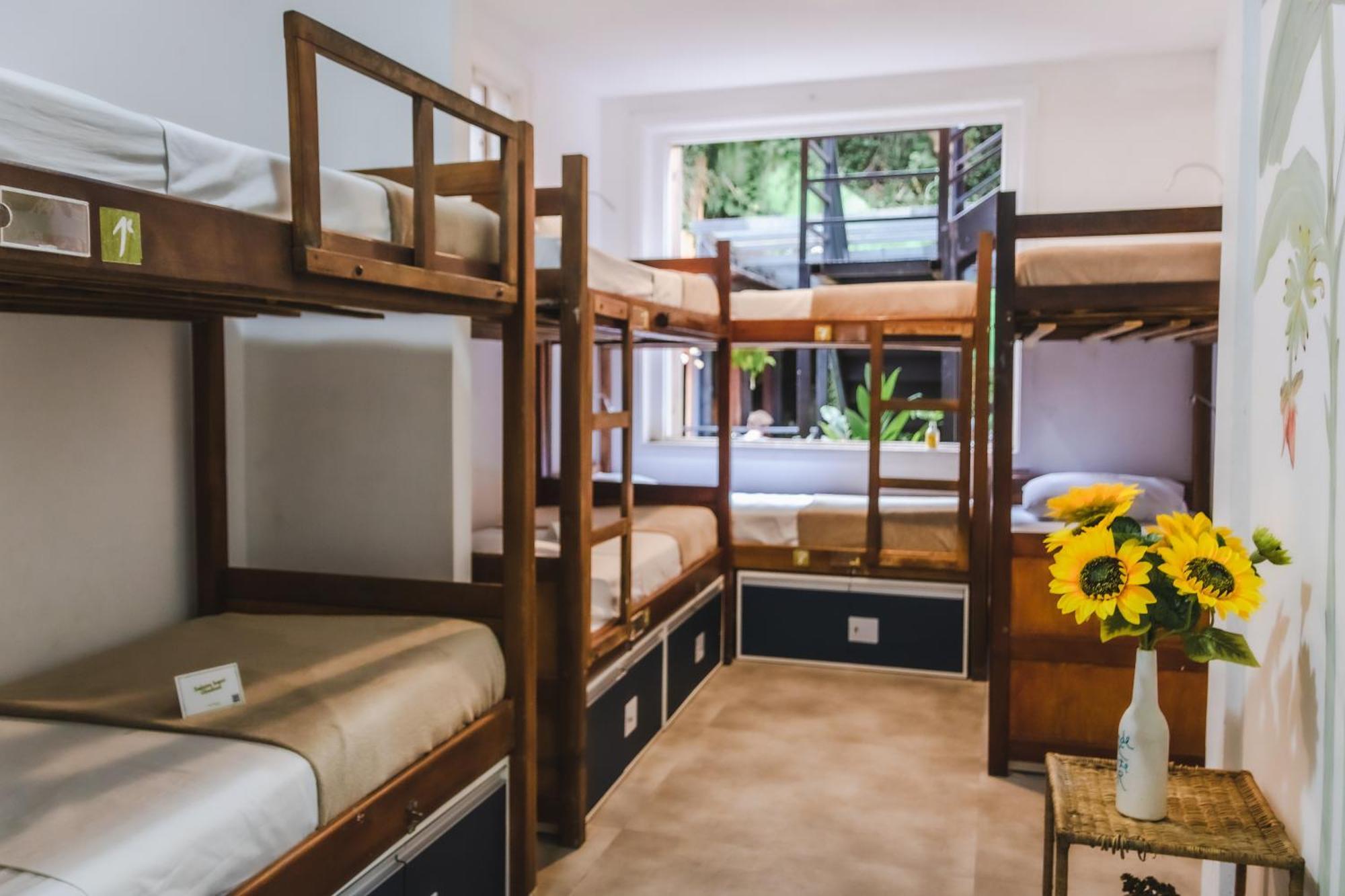 Cama Individual num Dormitório Misto (8 Adultos)