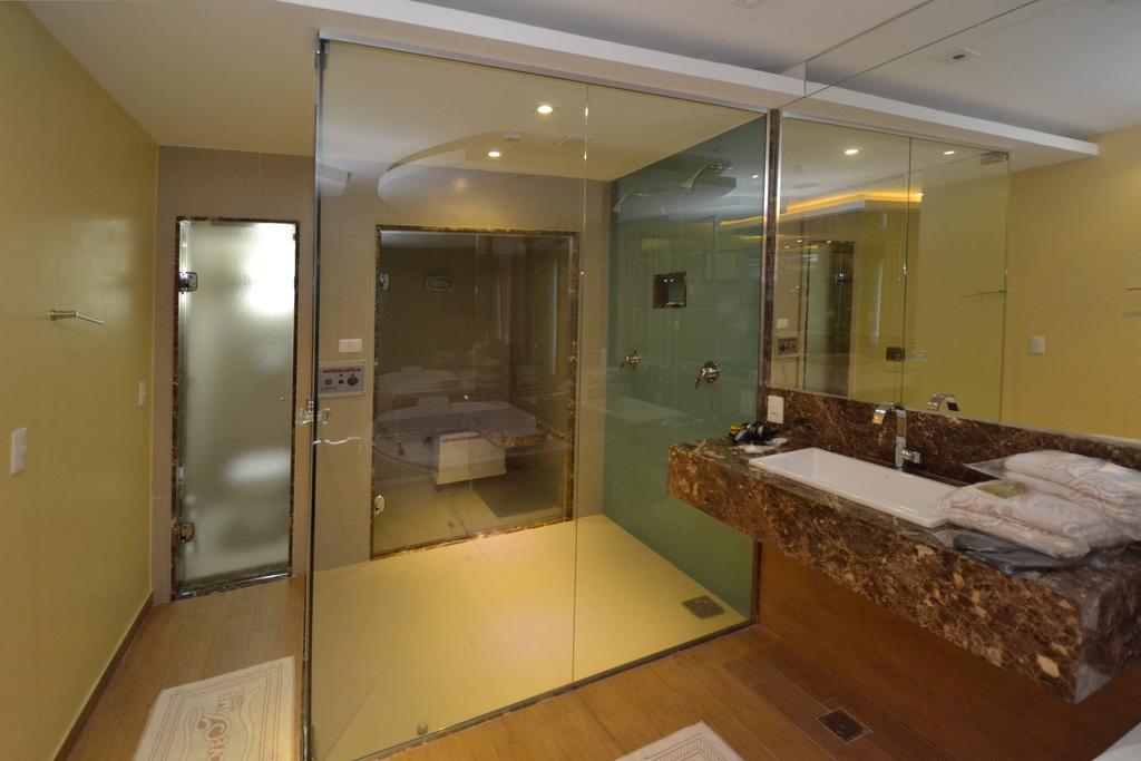 Suite Luxo com Banheira de Hidromassagem e Sauna