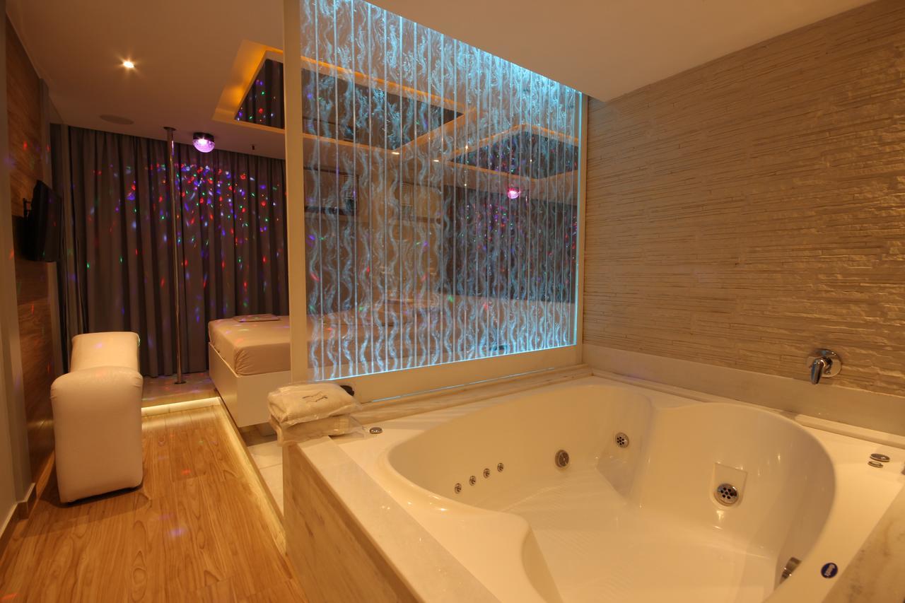 Suite de Luxo com Banheira de Hidromassagem