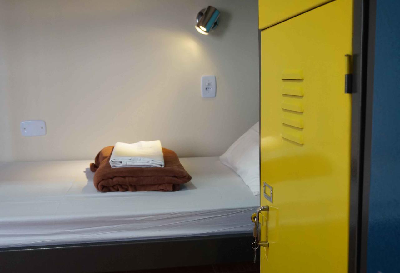 Cama num Dormitório Misto com 8 Camas