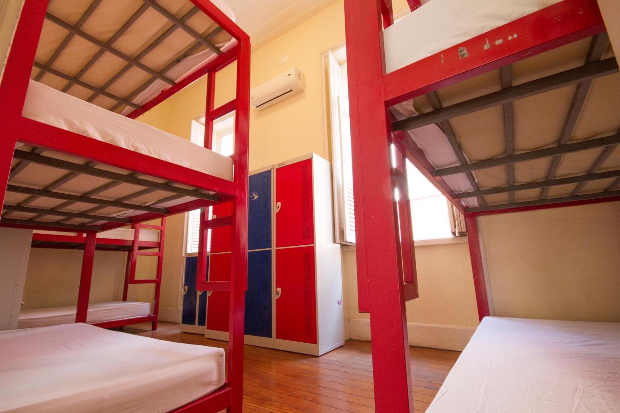 Cama em Dormitório de 9 Camas com Casa de Banho Partilhada Externa