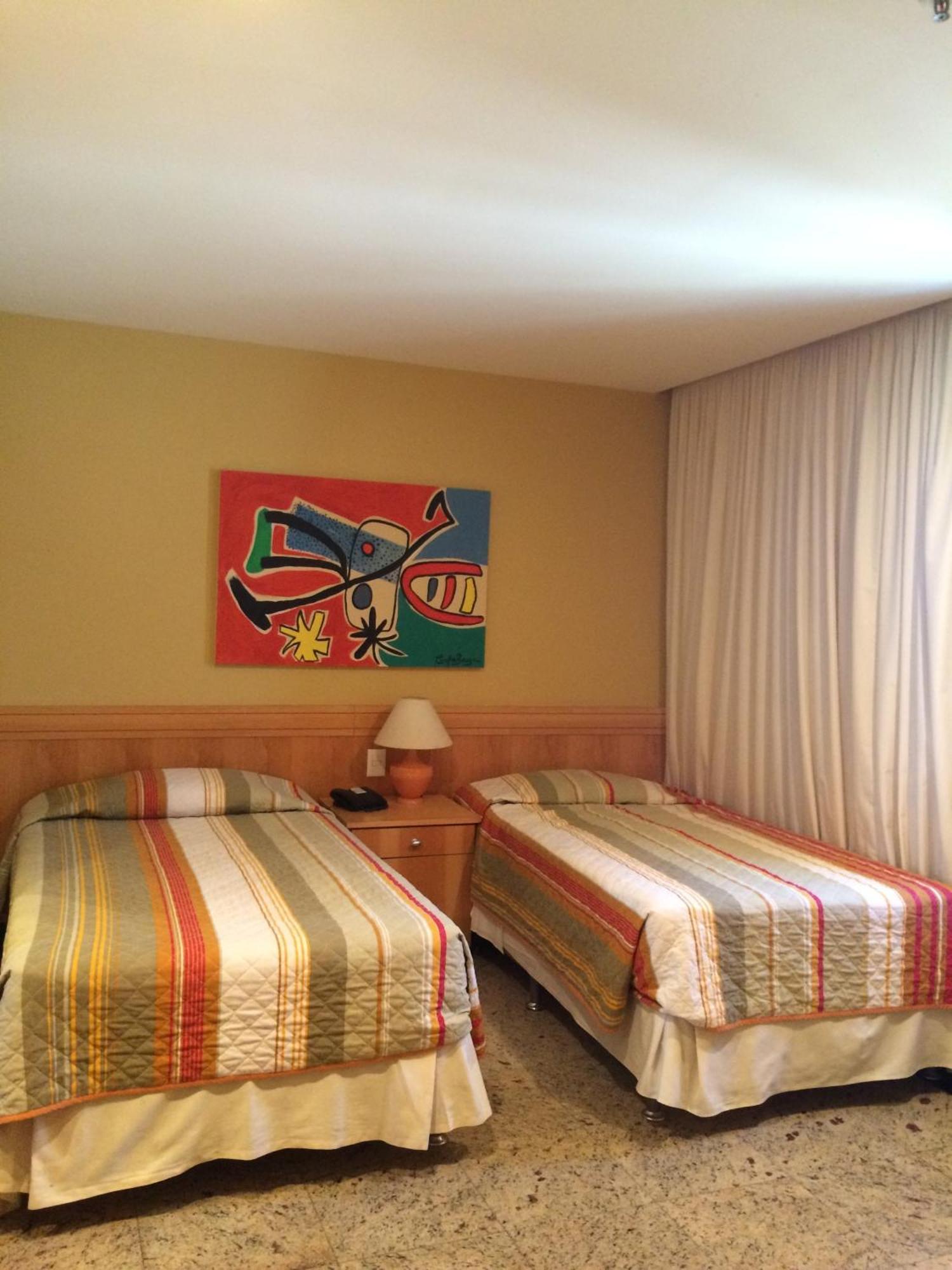 Quarto Luxo com 2 camas individuais.