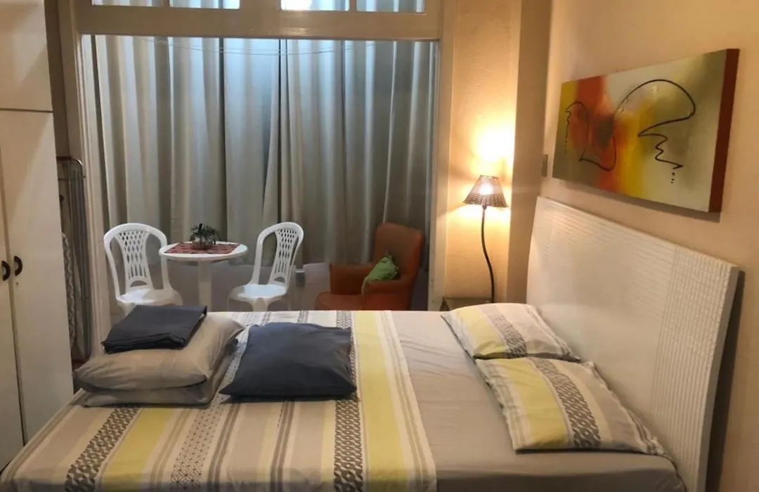 Meio de Copacabana, 200 metros da praia, posto 5-1