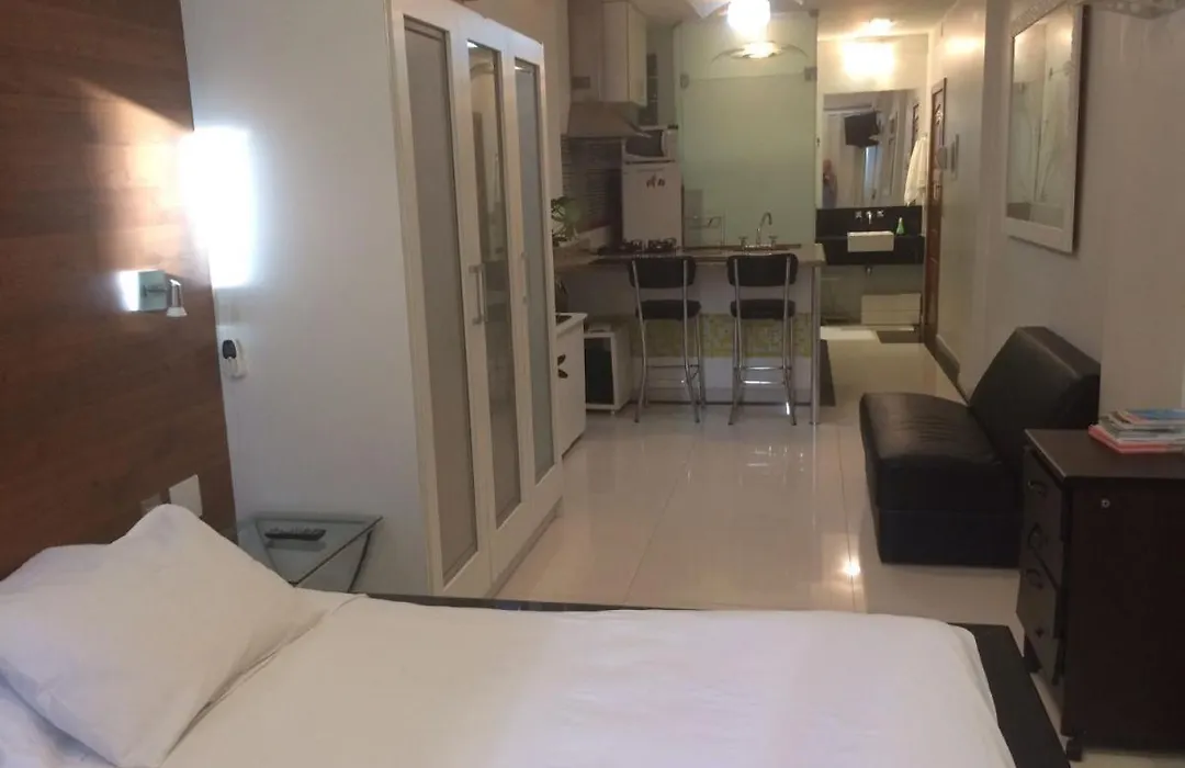Perto da praia de Copacabana, 150 metros da praia, entre postos 5 e 6-1