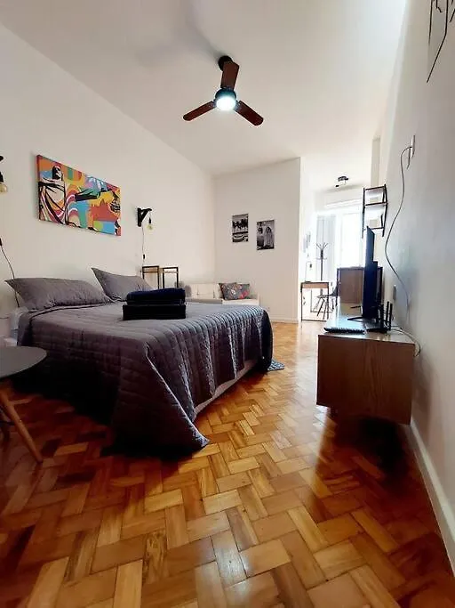 Modern Studio In Perfect Location!-1