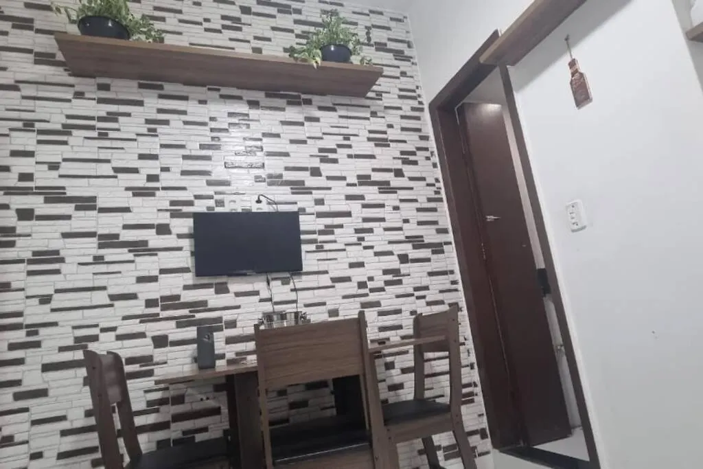 Quarto e sala a uma quadra da praia Copacabana posto 02-1