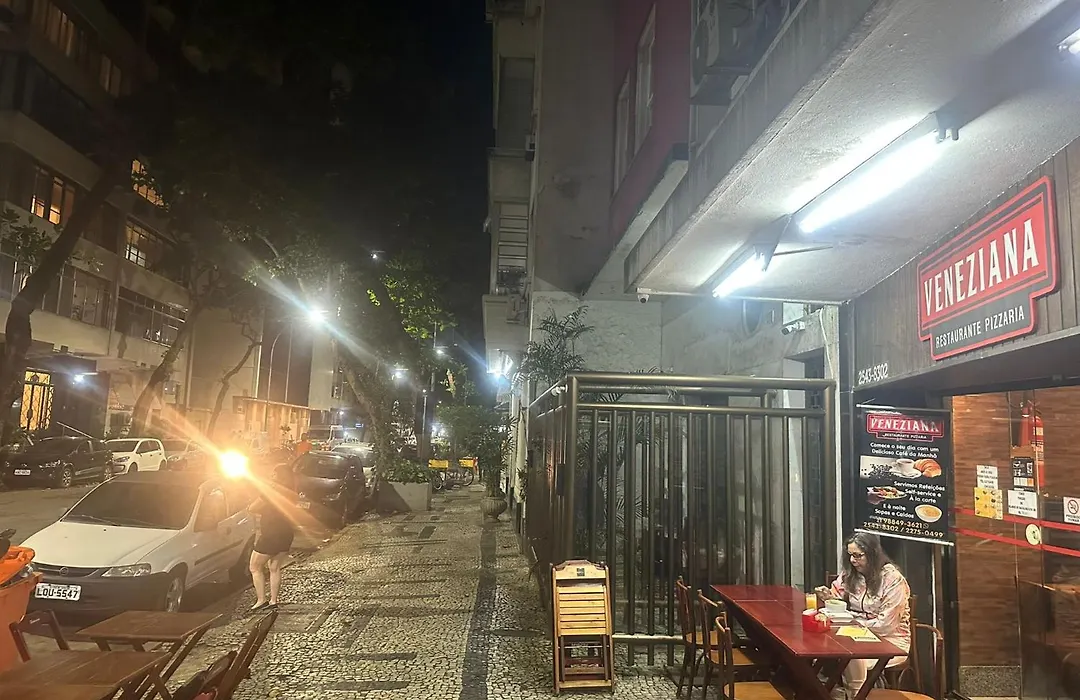 Copacabana / Lema, a uma quadra da praia-1