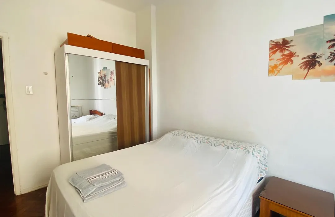 Studio completo na praia de Copacabana , claro e silencioso, com ar, wifi, netflix, até 3 pessoas, pauloangerami BR502-1