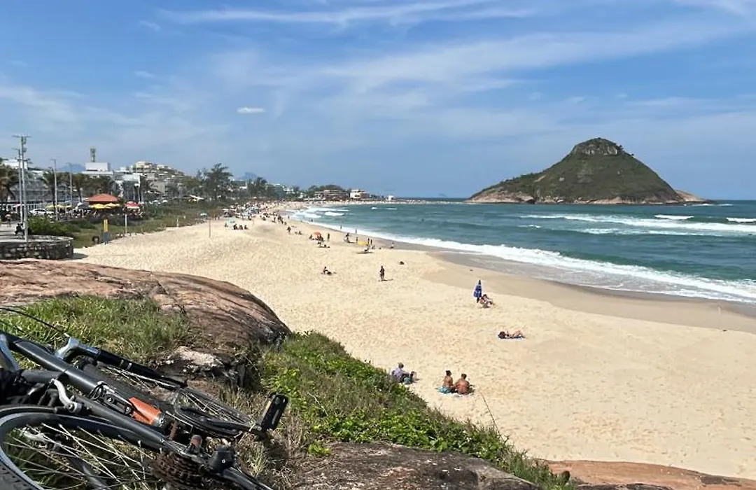 Apartamento Moderno na Praia com Home Office Ideal-1