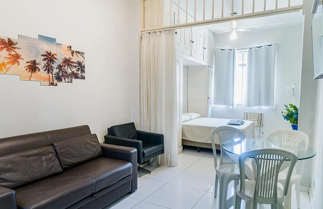 Studio completo na praia de Copacabana com ar, wifi, netflix, até 4 pessoas, FUNDOS CLARO E SILENCIOSO, pauloangerami PJ135-1