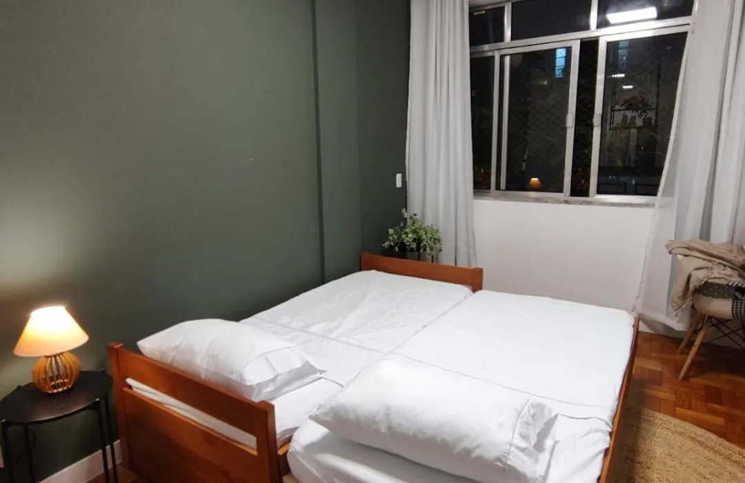 Confortável e funcional - ideal para casal e família no melhor quarteirão de Copa RJ- wi fi - 2 banheiros completos - 2 tvs e 2 ar cond com garagem-1