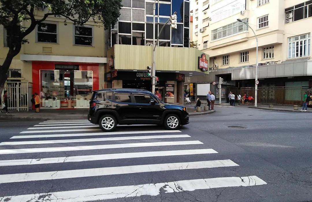 Copacabana 3 quartos ar cond a 2 qds da praia-1