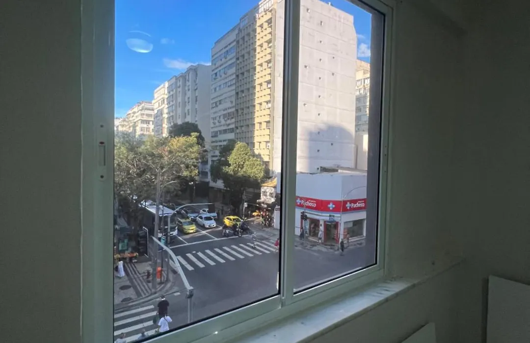 Apartment By The Sea Com Netflix-1