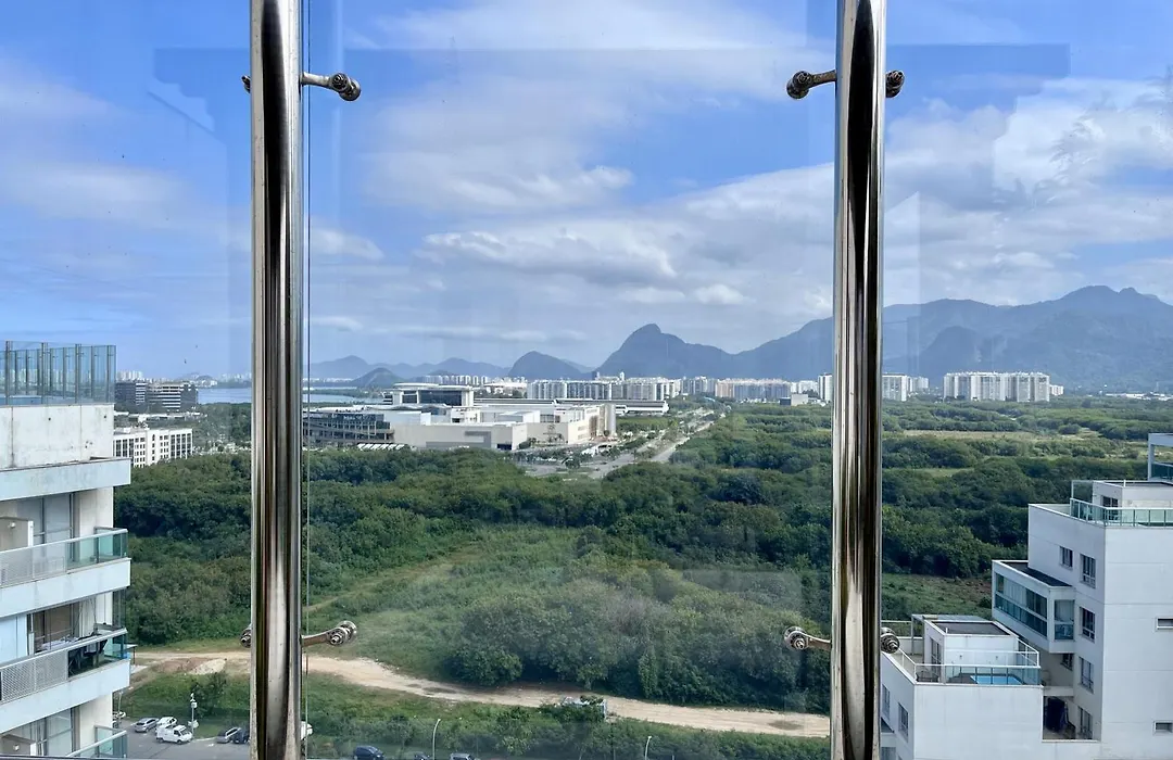 Suíte com jardim e piscina na Barra RJ-1