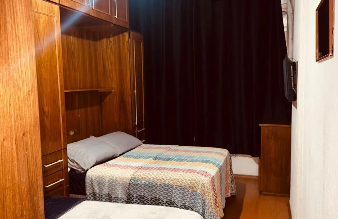 EXCELENTE QUARTO E SALA PARA até 5 PESSOAS POSTO 6 COPA-1