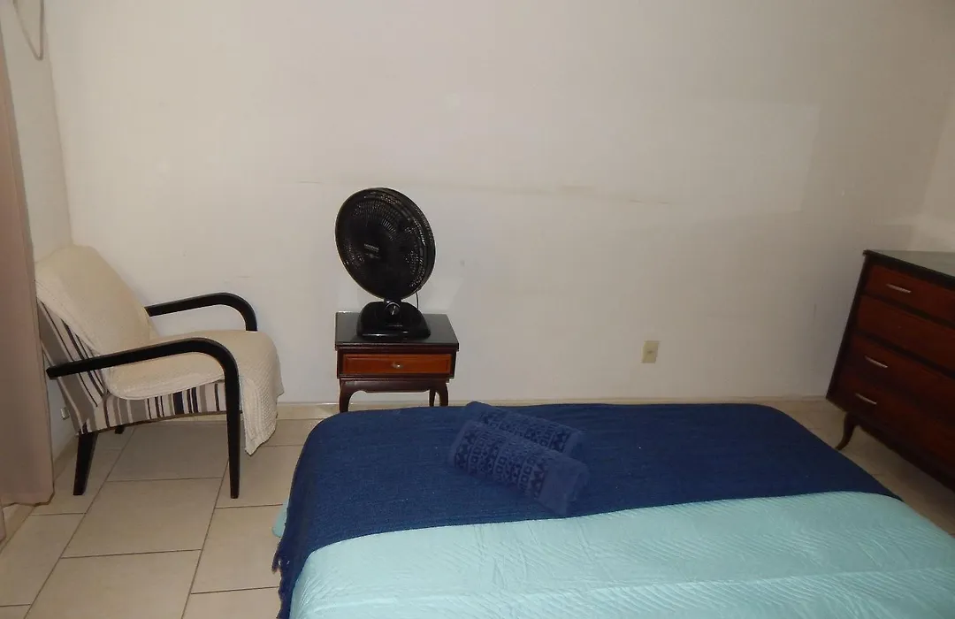 Espaçoso apto de 1 quarto na quadra da Praia-1