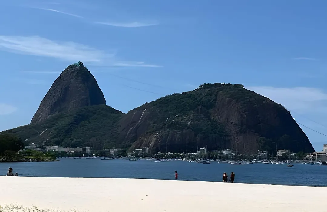 STUDIO - PRAIA de BOTAFOGO - 400m do Metrô Botafogo - Excelente Localização - Wi Fi - Bares, Restaurantes e 2 Grandes Shoppings - Portaria 24h - TV Claro e Steams-1
