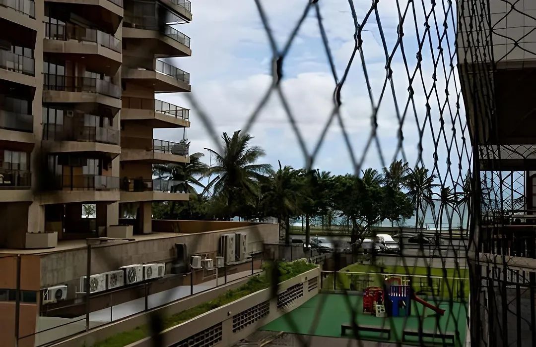 LUC115| Flat na praia da Barra com piscina e sauna-1