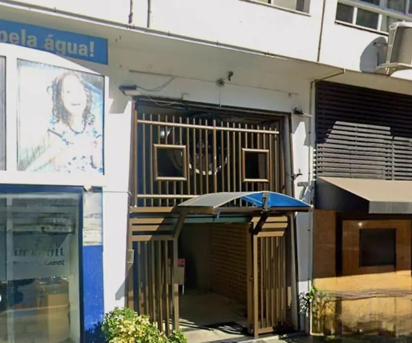 Acorde olhe para o Mar de Copacabana na quadra da praia o apartamento foi preparado para ser o cenário das melhores memórias de suas férias com um ambiente iluminado e refrigerado você encontra aqui um espaço ideal para relaxar com sua família e amig-1