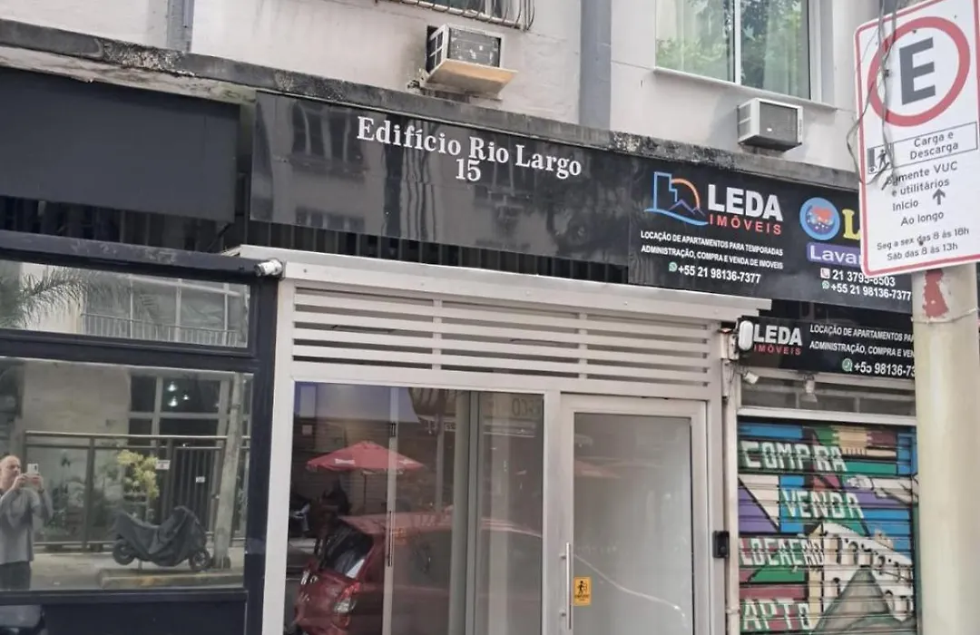 Seja Bem vindo ao seu refugio urbano na quadra da praia projetado para quem não abre mão de conforto e nosso studio une uma localização imbatível perfeito para casais em férias família e amigos que precisam de um ambiente funcional e inspirador-1