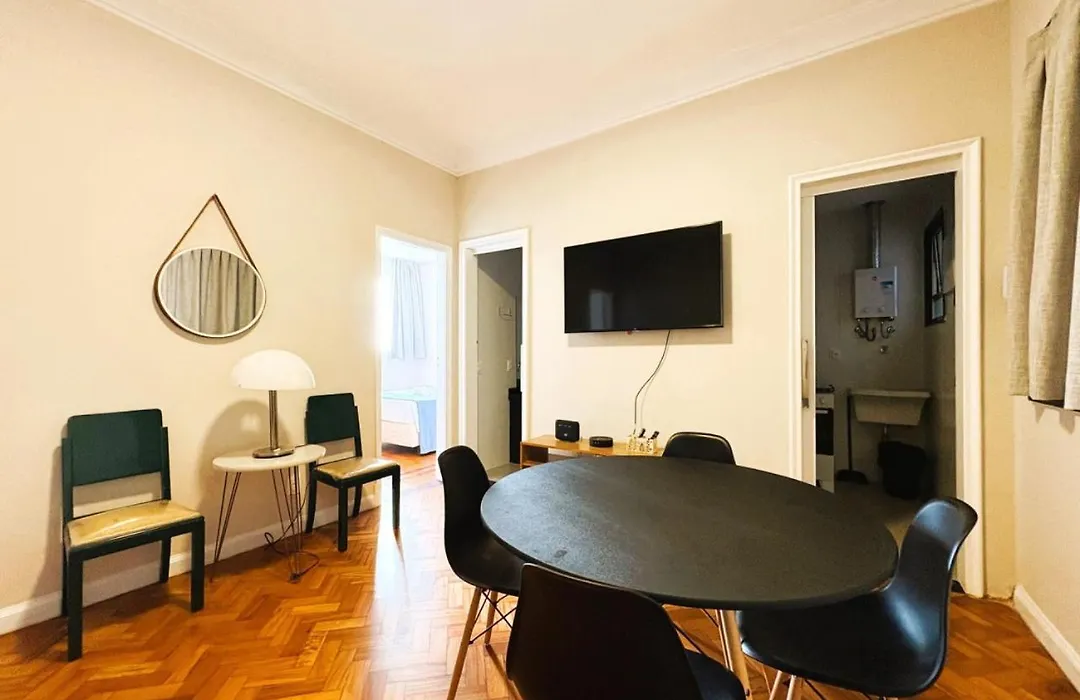 Apartamento com Dois Quartos na Orla de Copacabana-1