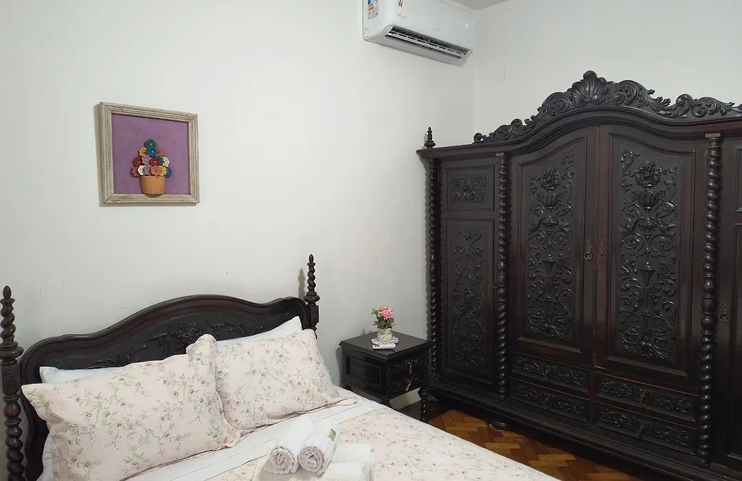 Apto Clássico, 2 quadras da Praia, Copacabana Palace e Metrô - Ar Condicionado - Muito bem Equipado-1