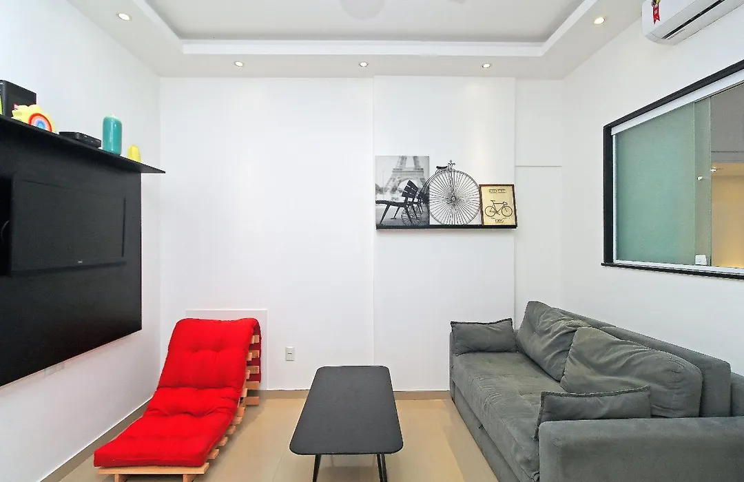 Apartamento para até 5 hóspedes na quadra da praia em Copacabana U051-1