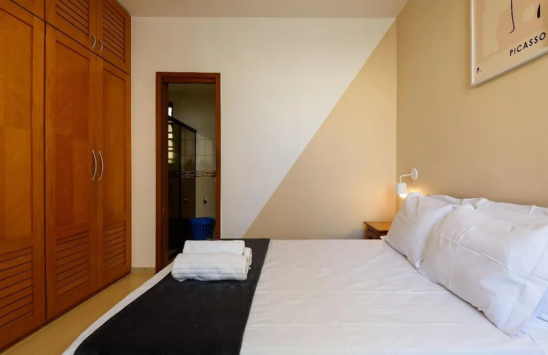 Conforto e Espaço: 3 Quartos Próximo à Praia de Copacabana-1