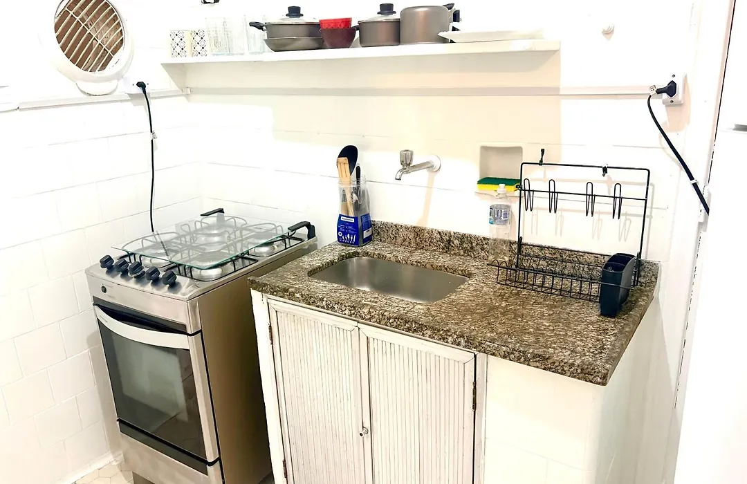 Apartamento completo na praia de COPACABANA, andar alto , espaçoso, ar cond, ,wifi, tv smart, pauloangerami NSC109-1