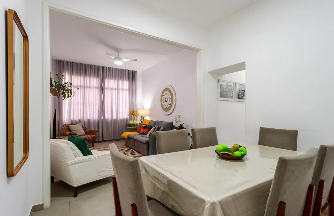 Espaçoso apartamento reformado em Copacabana-1