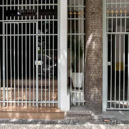 Perto de Ipanema, 250 metros da praia, entre postos 5 e 6-2