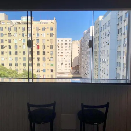 Entre Copacabana e Ipanema, 300 metros da praia, entre postos 5 e 6-2
