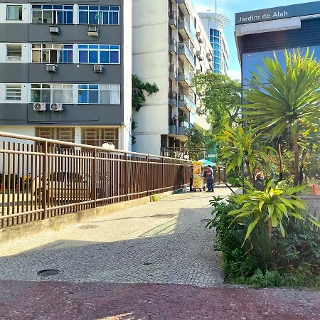 Charmoso Apê Leblon à 300m da Praia, Conforto e Localização Privilegiada-3