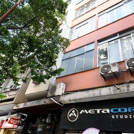 Quarto e sala perto da praia de Copacabana e metrô-2
