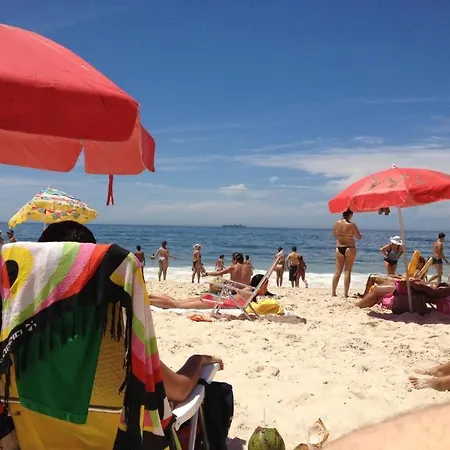 Studio completo na praia de Copacabana com ar, wifi, netflix, até 4 pessoas, FUNDOS CLARO E SILENCIOSO, pauloangerami PJ135-2
