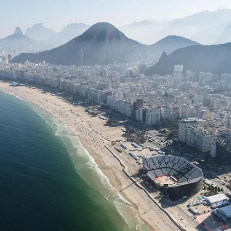Studio completo na praia de Copacabana com ar, wifi, netflix, até 4 pessoas, FUNDOS CLARO E SILENCIOSO, pauloangerami PJ135-3