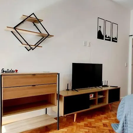 Modern Studio In Perfect Location!-3