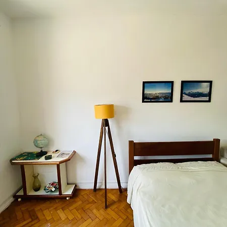 Studio completo no Catete, em andar alto, com vista livre , próximo Metrô e praia do Flamengo, ar , wifi, tv, pauloangerami RC214-3