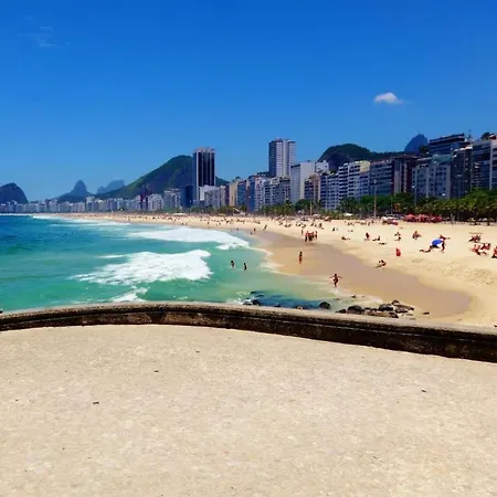 Studio completo ao lado da praia de Copacabana com ar, duas camas, wifi, canais a cabo, até 3 pessoas, pauloangerami DF125-3
