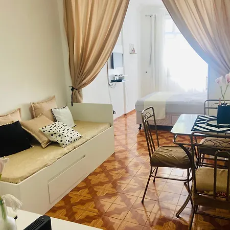 Studio completo ao lado da praia de Copacabana com ar, duas camas, wifi, canais a cabo, até 3 pessoas, pauloangerami DF125-2