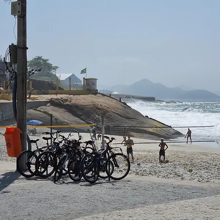 SUÍTE c vista livre e pertíssima das PRAIAS IPANEMA LEBLON ARPOADOR COPACABANA e do CRISTO REDENTOR do BONDINHO PÃO DE AÇUCAR etc Chegando mais cedo que o Check-in do meio-dia, deixe suas malas e vá se divertir, idem no Check-out das 10h manhã-3