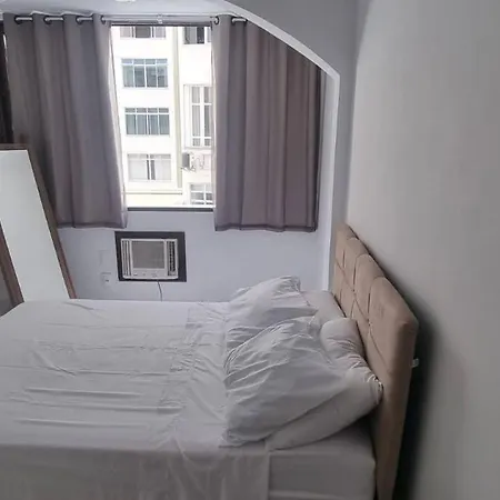 Quarto e sala a uma quadra da praia Copacabana posto 02-2