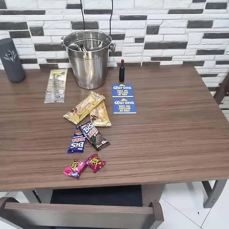Quarto e sala a uma quadra da praia Copacabana posto 02-3