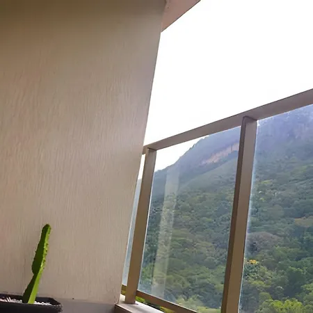 Refúgio Urbano com Vista para a Montanha e Varanda-2