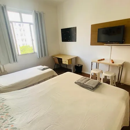 Studio completo na praia de Copacabana , claro e silencioso, com ar, wifi, netflix, até 3 pessoas, pauloangerami BR502-2