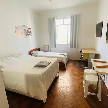 Studio completo na praia de Copacabana , claro e silencioso, com ar, wifi, netflix, até 3 pessoas, pauloangerami BR502-3
