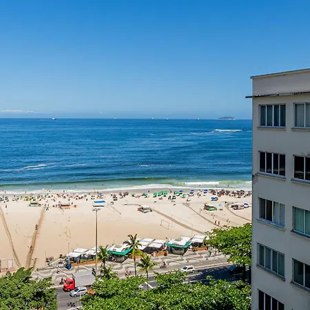 Prédio com serviços ao lado da praia de Copacabana-2