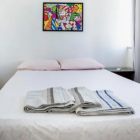 Apartamento completo na praia de Copacabana 02 Quartos com vista lateral mar em andar alto, ar, wifi , netflix, pauloangerami RMVC18-2